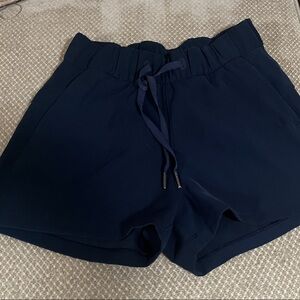 Lululemon on the Fly Dark Blue elastic Waist draw string Shorts size 2